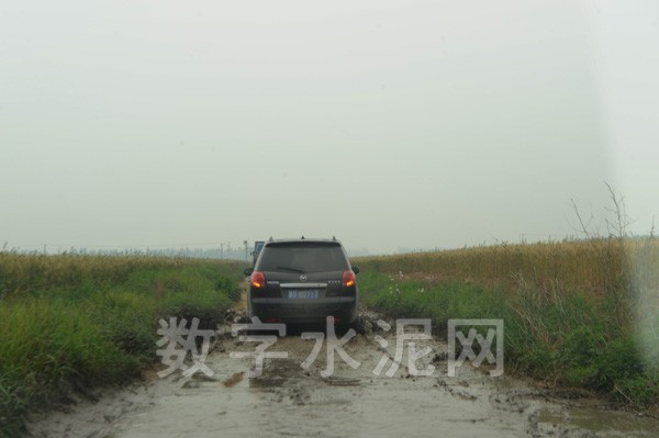 刚下完雨，道路非常泥泞，不时听到底盘与大地的撞击声