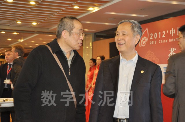 张人为会长与老朋友交谈